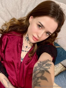 Morning selfies are a little ritual to charge the day with a good mood