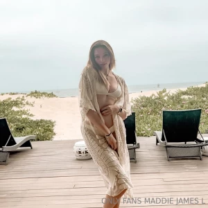 Hey sir what are you looking at do you want to see something sexy this