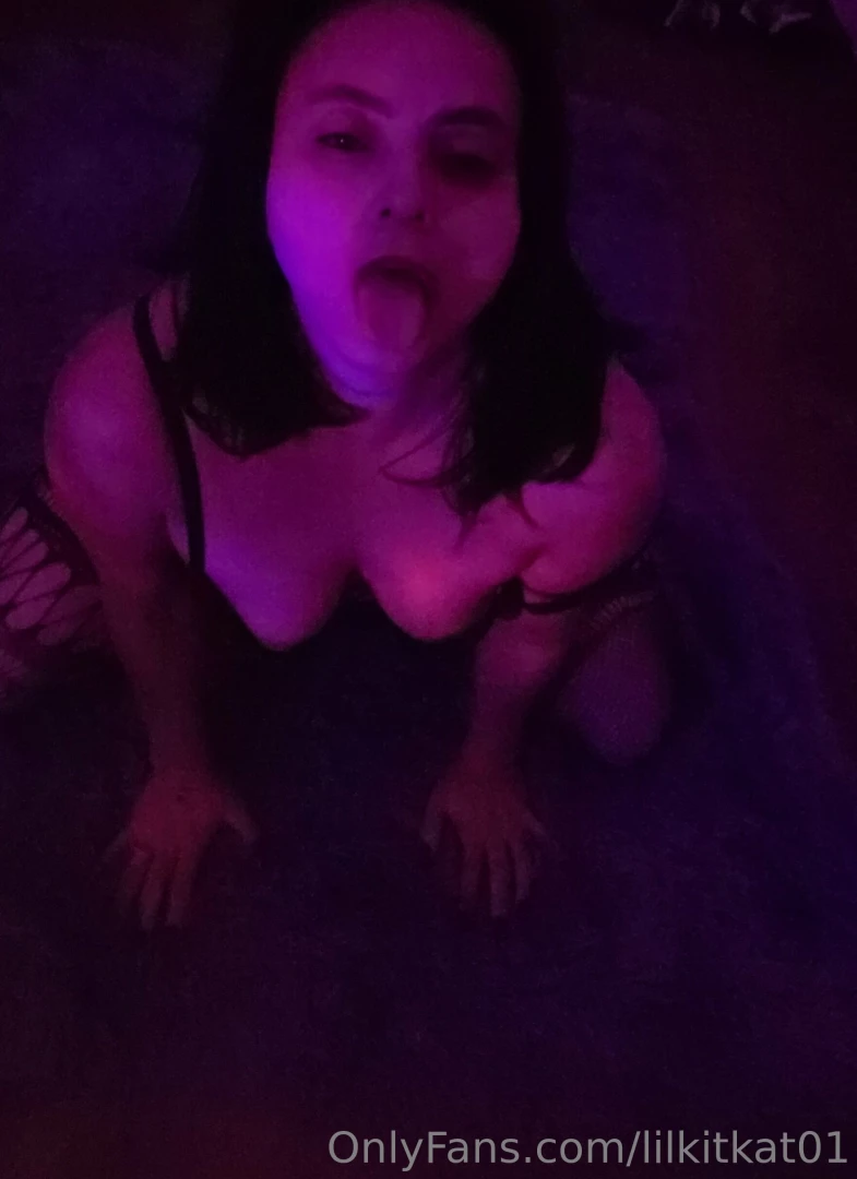 Place it in my mouth and cum down this tight throat 