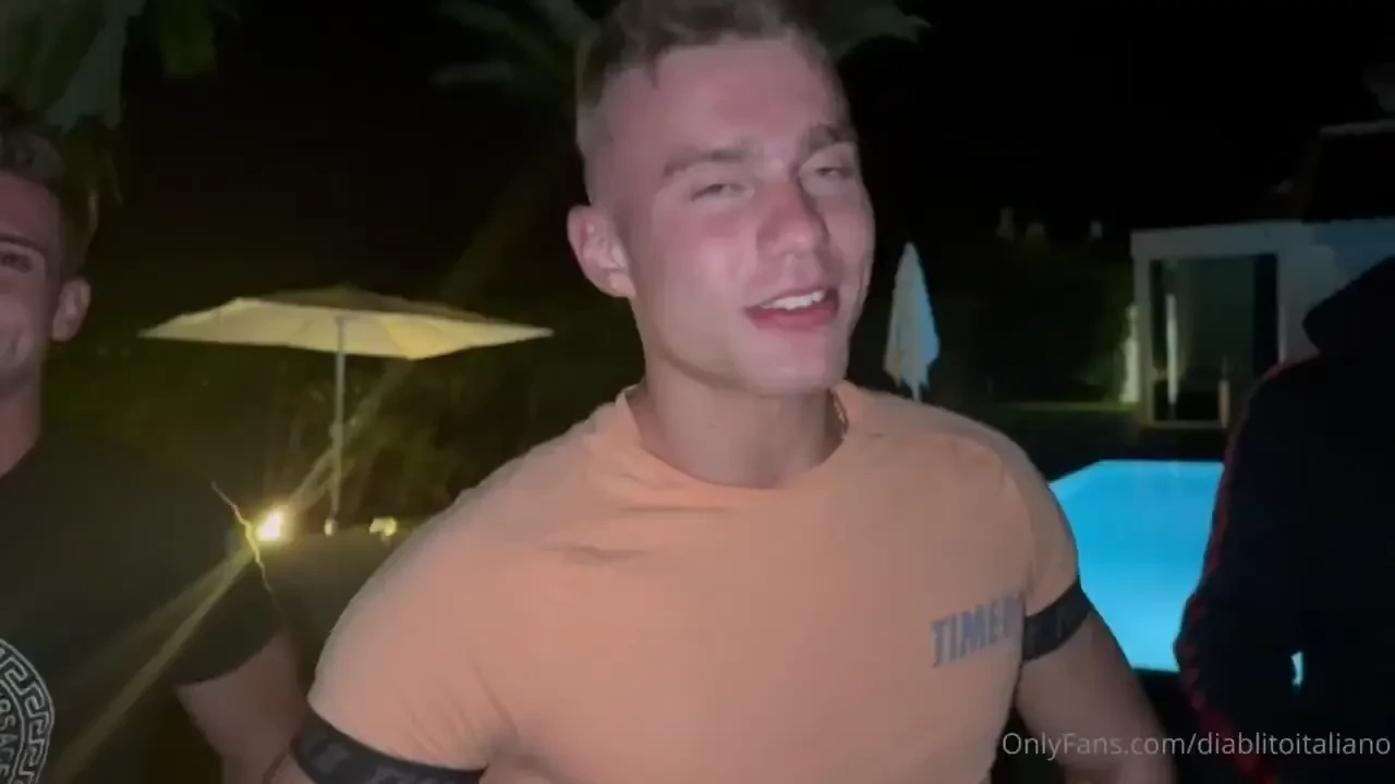 Vuoi il video intero sono nella jacuzzi di mezzanotte con tanti 
