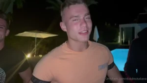 Vuoi il video intero sono nella jacuzzi di mezzanotte con tanti