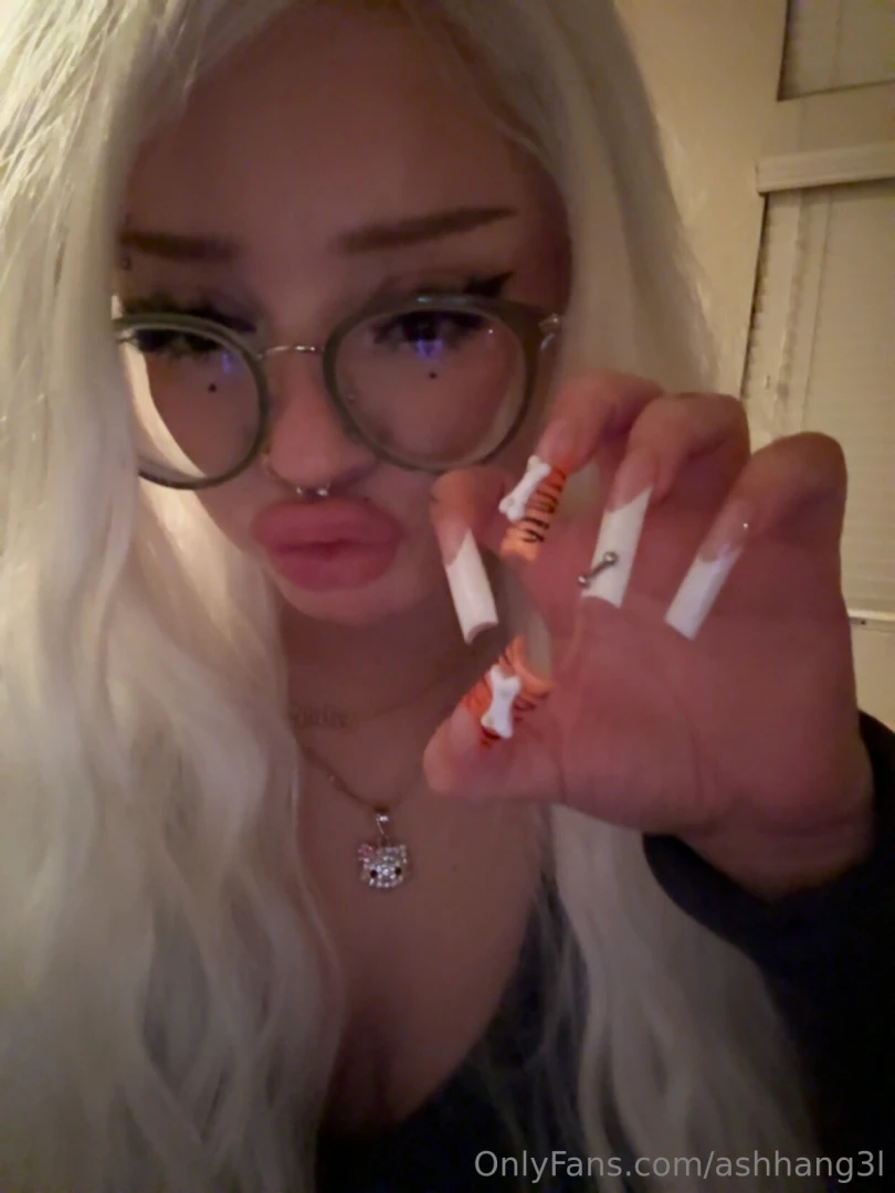 I m literally sooo fucking obsessed w these nails 