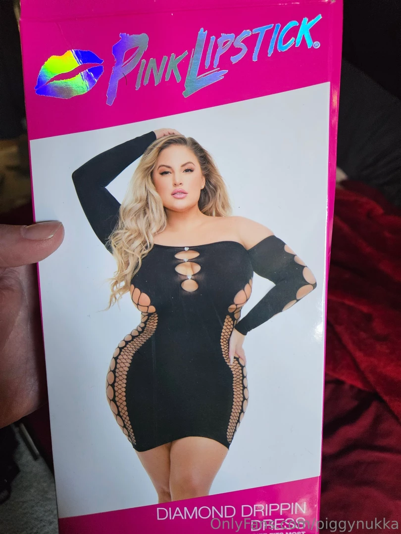 Wanna see how i look in this body suit i ve got 7 photos of me in it 