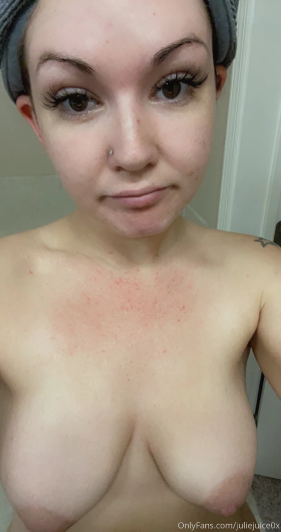 juliejuice0x - Went live in the shower and no one was there to see i will be going 