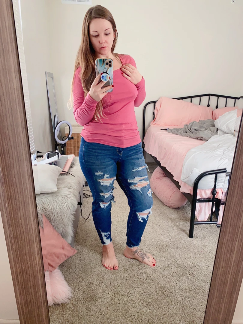 Your favorite milf in tight jeans 