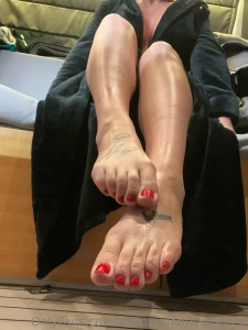 Want to worship amp suck on these cute toes