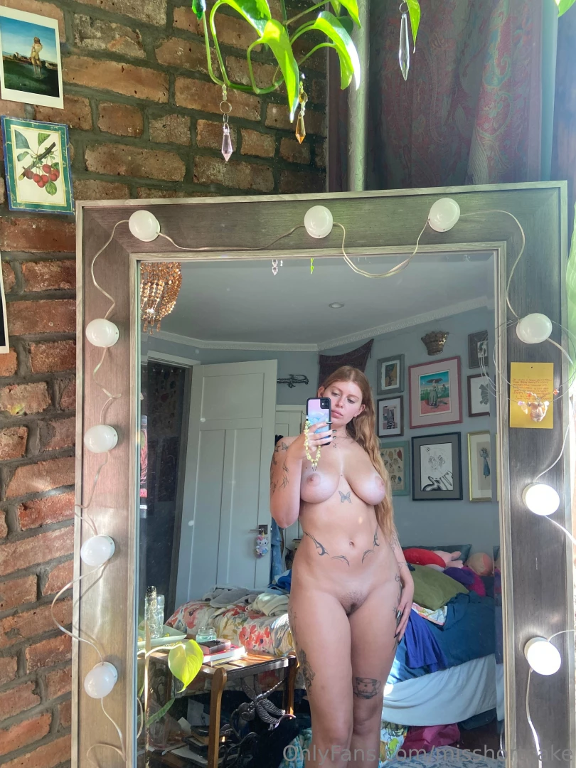 Do you like a littlr hair i m thinking about growing out my bush 