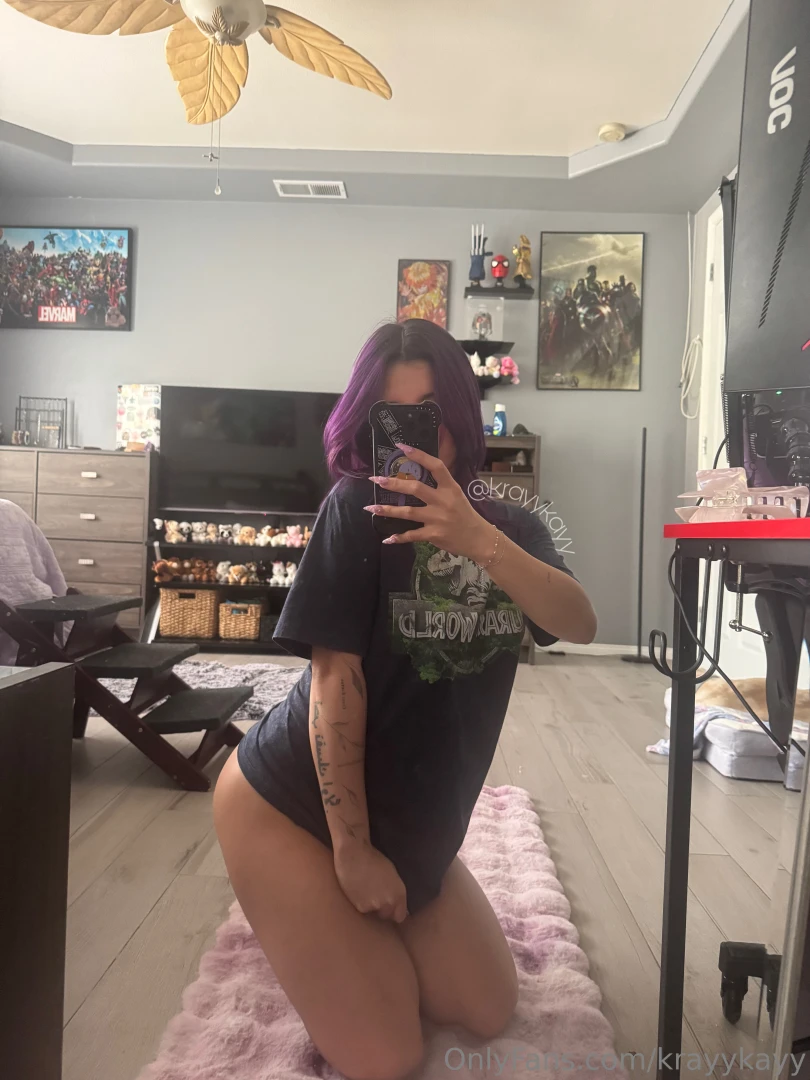 Want a nerdy chill hot chick until u realize all i wear is t shirts dw 