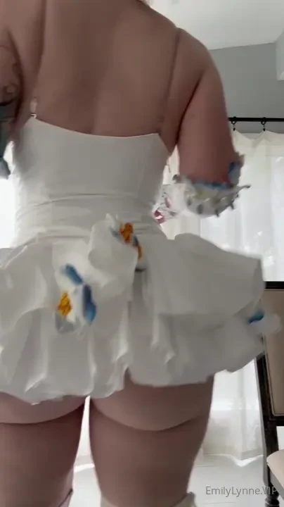 I love the way this little skirt shakes as i move my thick hips and 