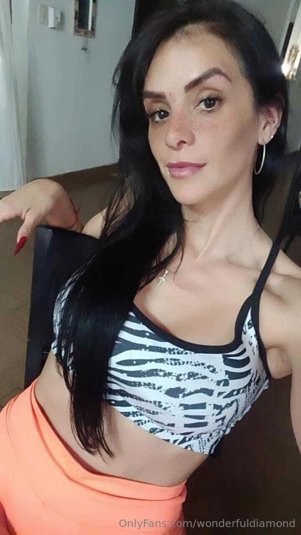 Here very sexy for going to the gym do you want to play first 
