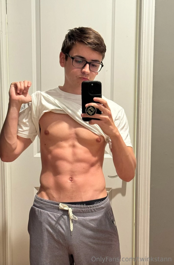 Idk why my abs are poppin extra hard this week but i m not mad about 