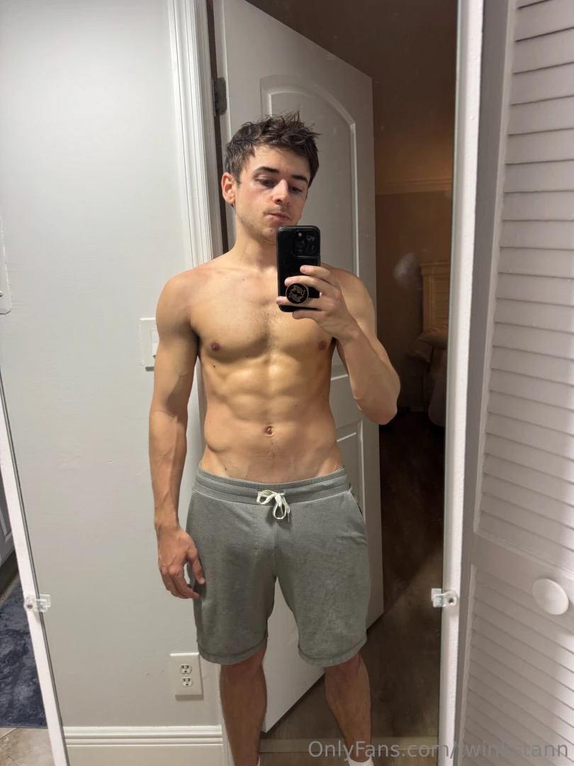 Was just tryna check my hair but this happened 