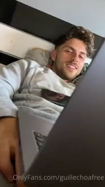 Jajajajaja que traviesa es mire joooder no me deja estudiar me toca la 