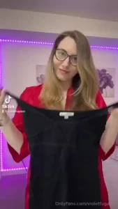 I wanna tell you a joke about a girl who only eats plants you ve