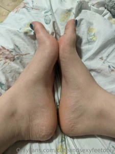 My sexy feet wanna give you a foot job baby