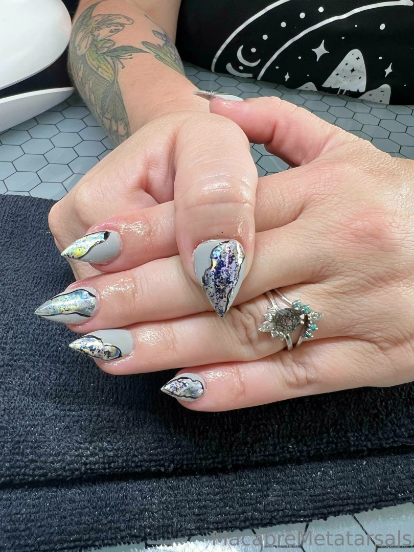 Who is paying dizzytypebroad for my amazing nails 