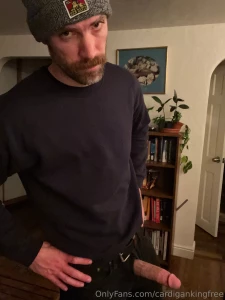 Hmu for dirty custom videos i m a professional dirty talker with huge