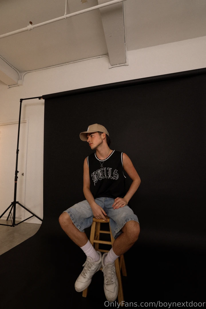 Who wants to do a photoshoot of me 