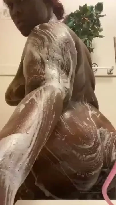 Come wash me upppp daddyyyy who wanna see the video 