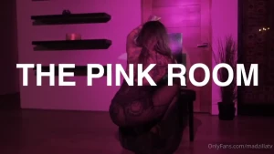 When the beat drops i can t help but twerk it out want a front-row part 1