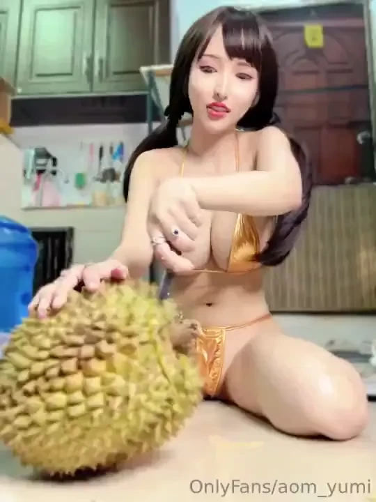 Yumi cutting durian 