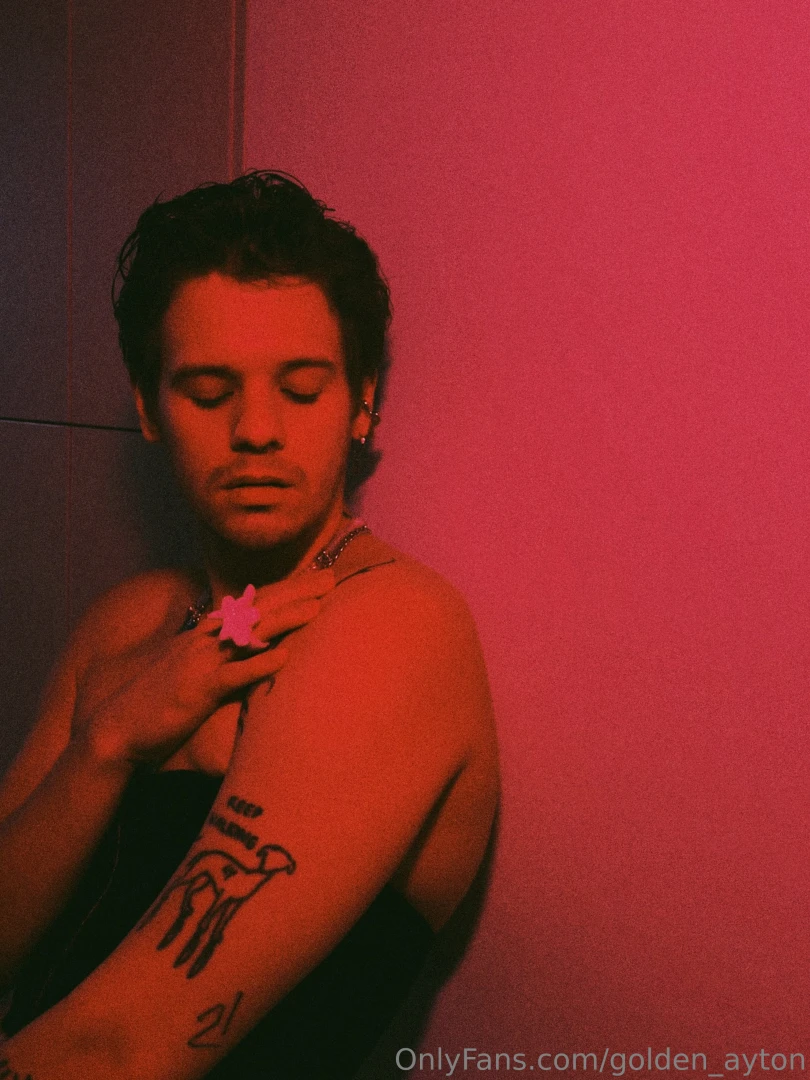 This photo with a touch of red it reminds me of christmas what does it 
