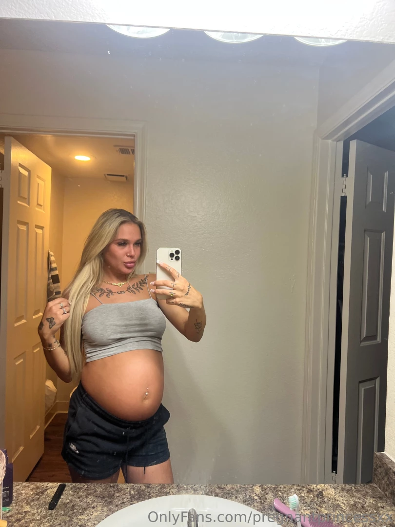 Pregnancy sure does make my tits hard 