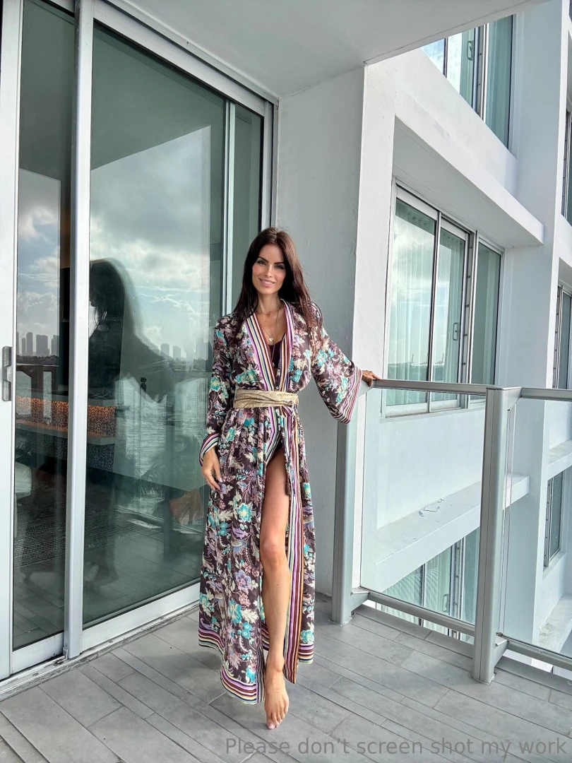 Want to see what s under this robe send me a message and maybe i ll 