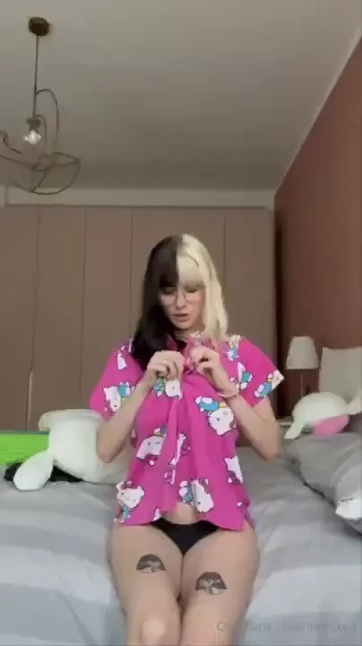 Mi tolgo la camicetta per rimanere tutta nuda per poi mettermi la 