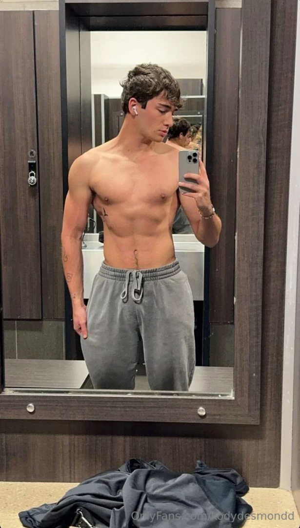 Looking like a top sucking like a bottom in my newest content 