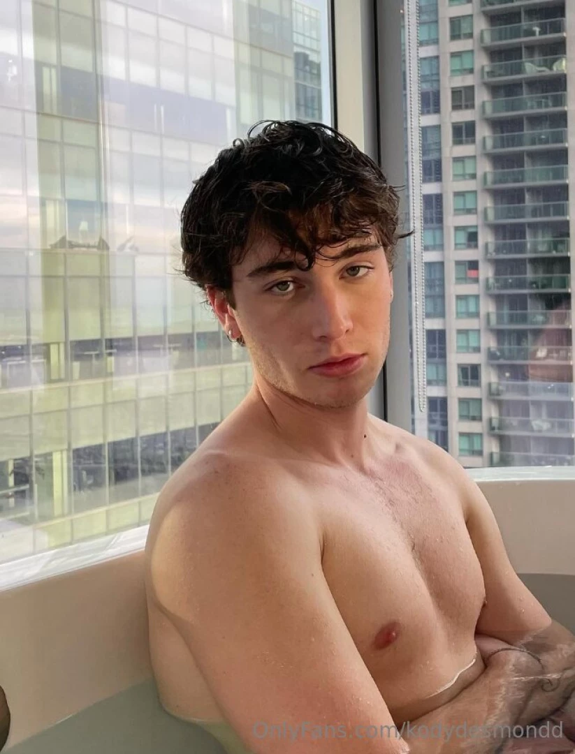 I m really bored right now wanna join me in the bathtub dm me rn 