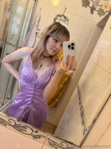 Here to give you your dose of cleavage