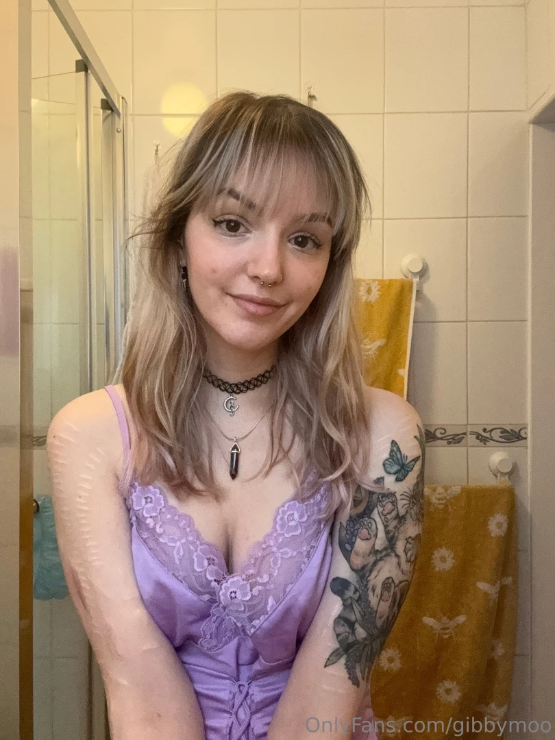 Here to give you your dose of cleavage part 4 