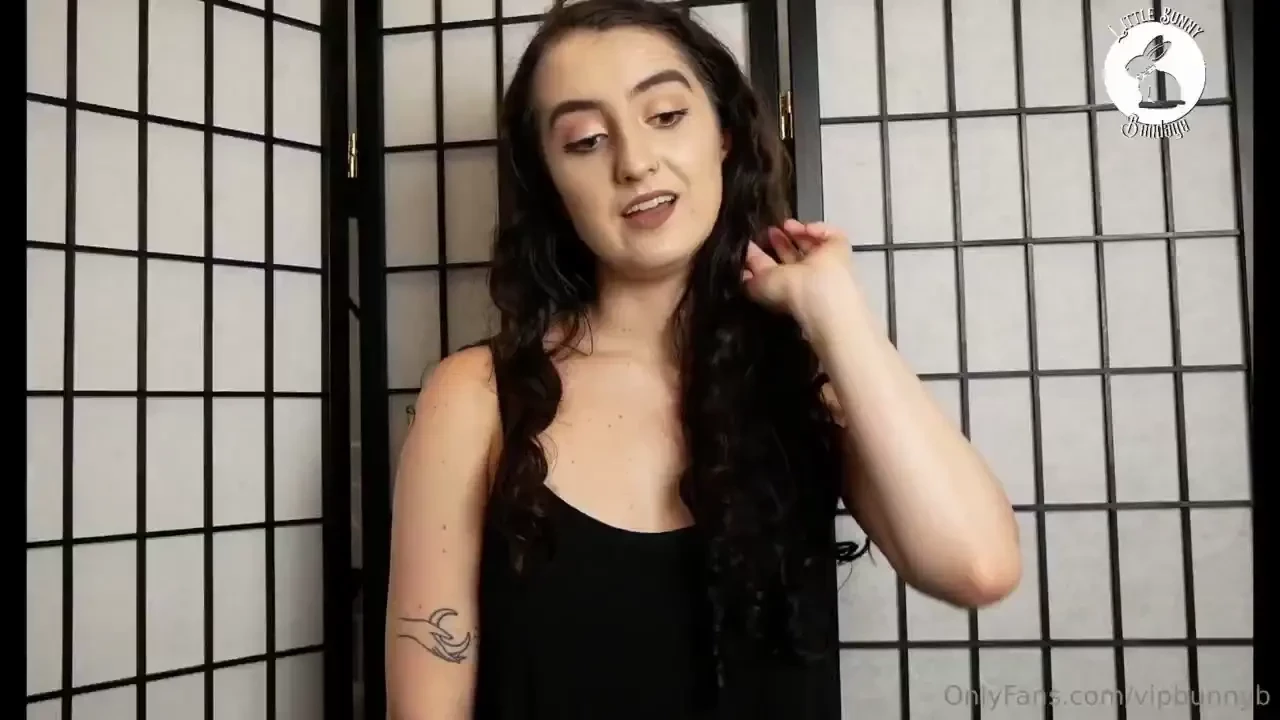 A giantess vid where you get shoved in my pussy 