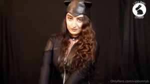 Catwoman feetplay and vibing