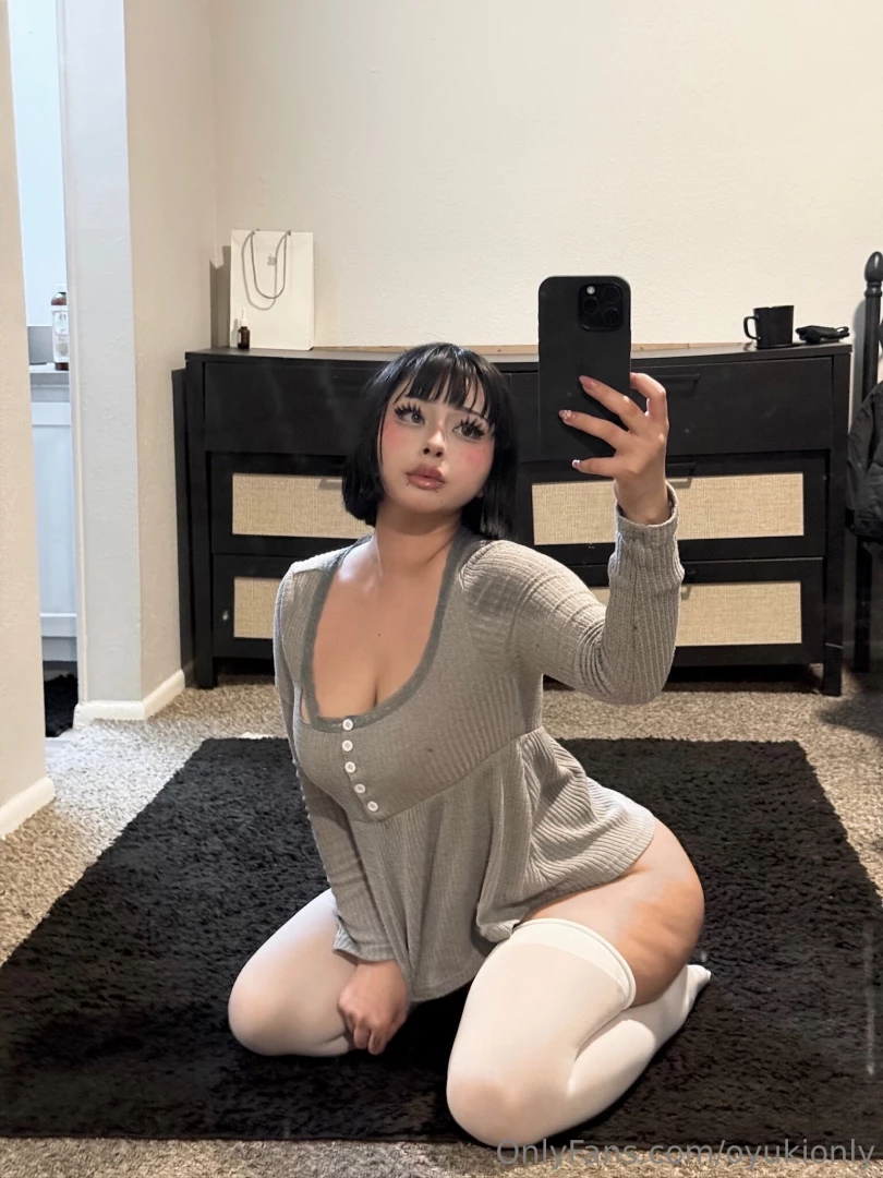 Nothing to see here just a sexy goth girl that is looking for her 