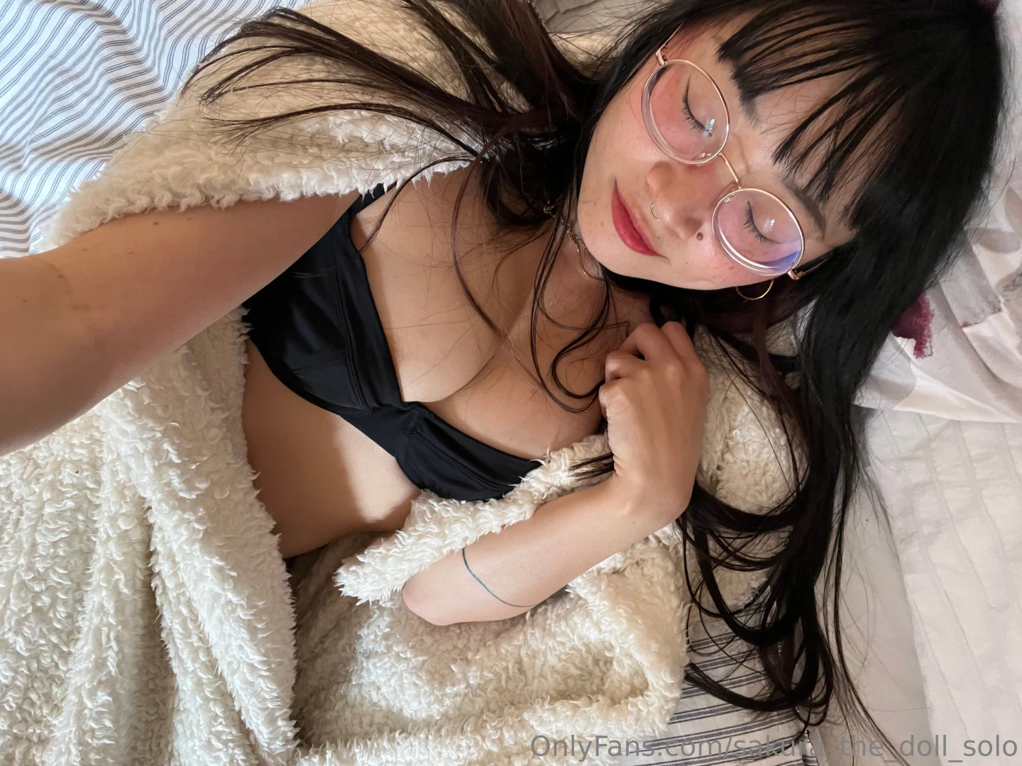 It s 3pm sunday in bed with you and horny-sleepy i give your dick a 