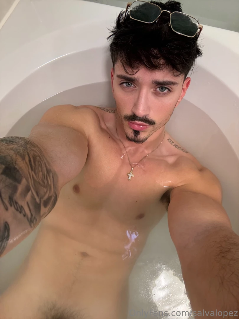 Anyone wanna join me i want to rub my body with yours 