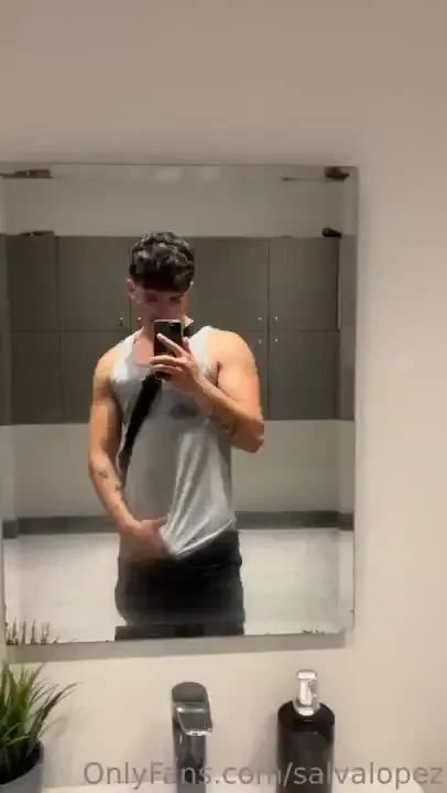 I m alone in the fitting room 