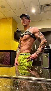 Some pics i took at the gym today hope u guys enjoy it part 1