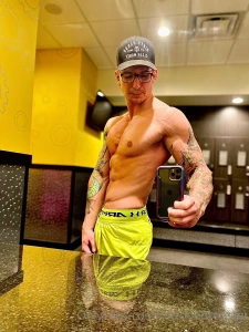 Some pics i took at the gym today hope u guys enjoy it