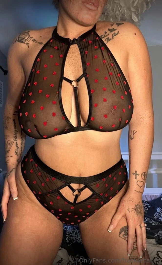 Natural curvy body and a pretty freckle face come have some fun i m 