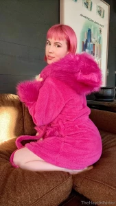 It s raining outside and i just wanna stay in bed and listen to the