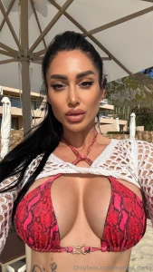 Look me in the eyes or try if you can look away from everything else