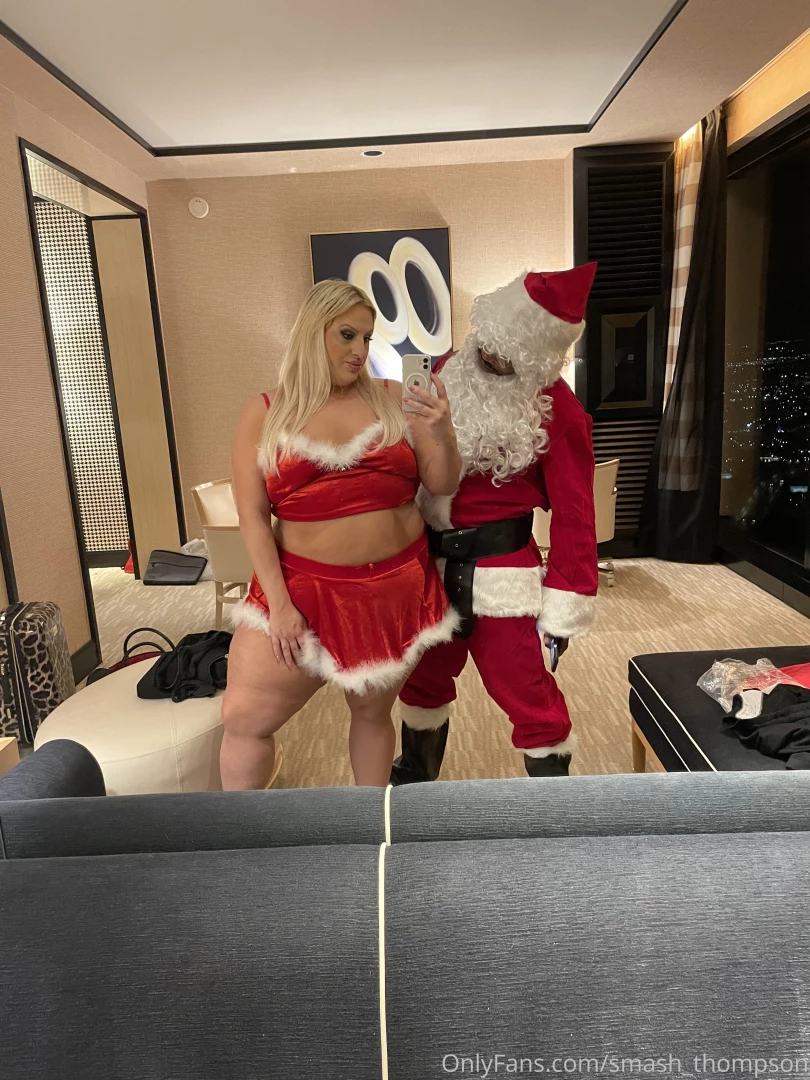 Who wants to see the holiday set with naomimoan sexy ass i love part 3 