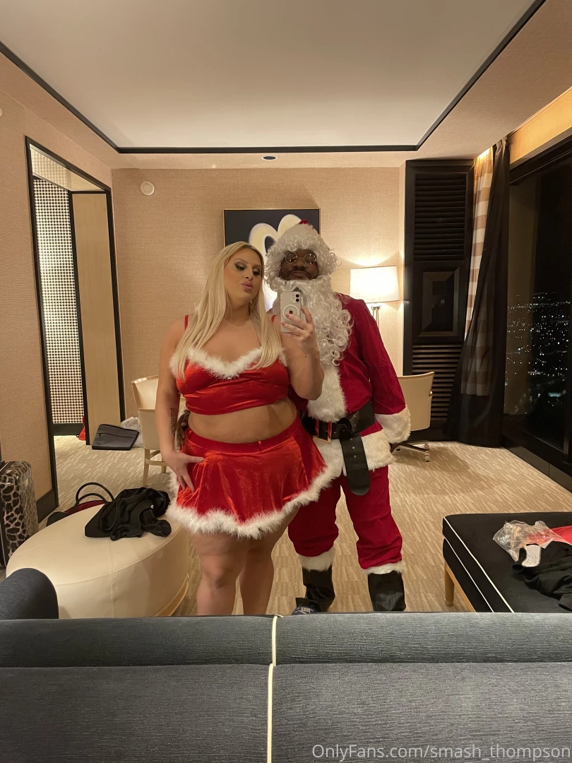 Who wants to see the holiday set with naomimoan sexy ass i love part 4 