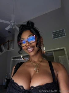 Pretty tits with a pretty smile