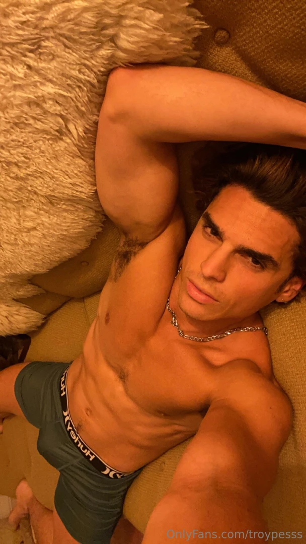 Just chillin here in my boxers dick s hard as fuck tryna break through 