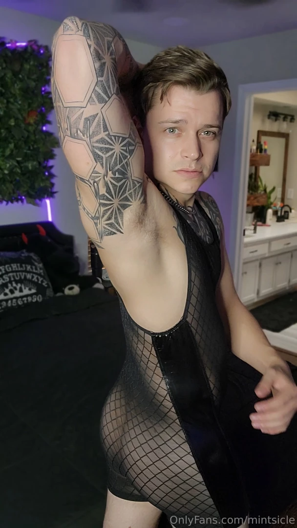 Cake pop over to themintsicle for the extra pics with cock 