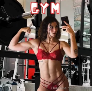 Nuovo gioco vieni con me in palestra sei pronto a sudare con me ora